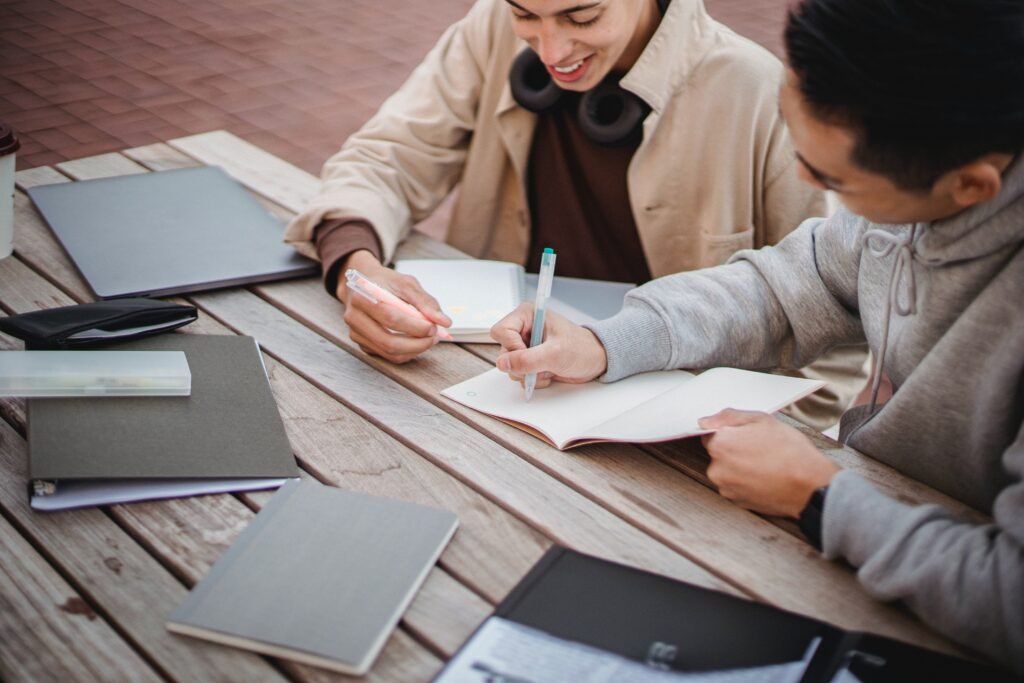 Personas trabajando y estudiando