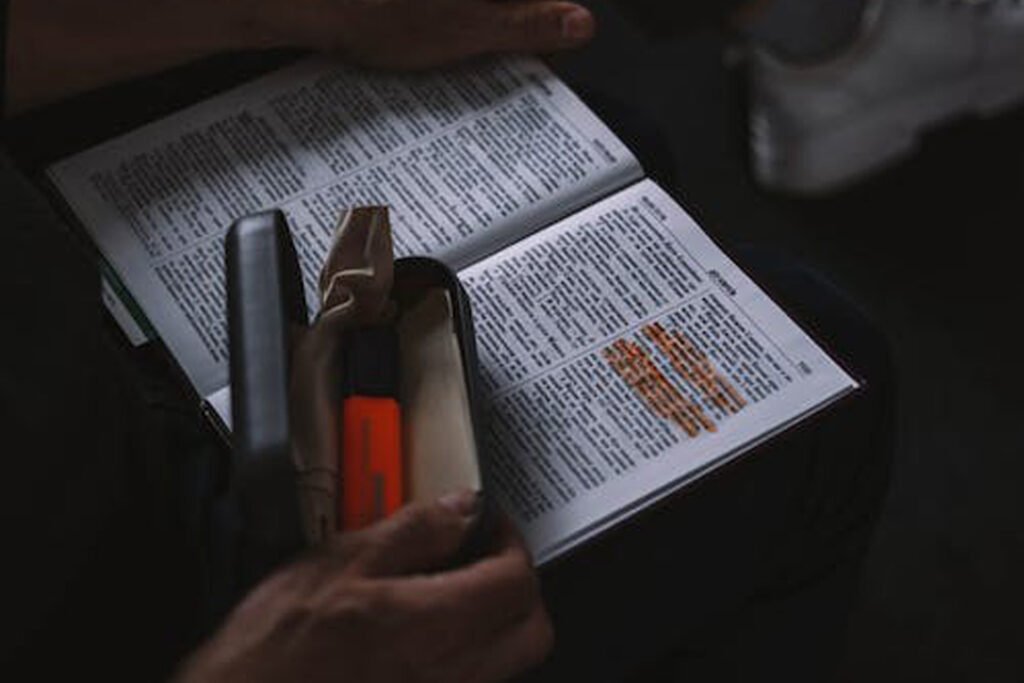 imagen de una persona aprendiendo la biblia