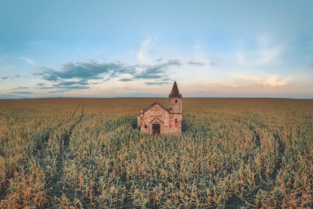 imagen de una iglesia abandonada en el campo