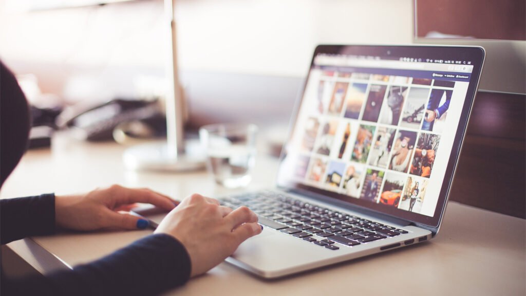 Una persona con una laptop mirando una galeria